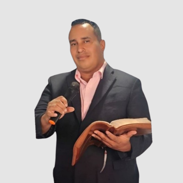 Roberto Vado Moody predicando con una Biblia y micrófono en mano